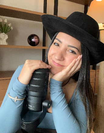 Camila Romero em frente a um microfone