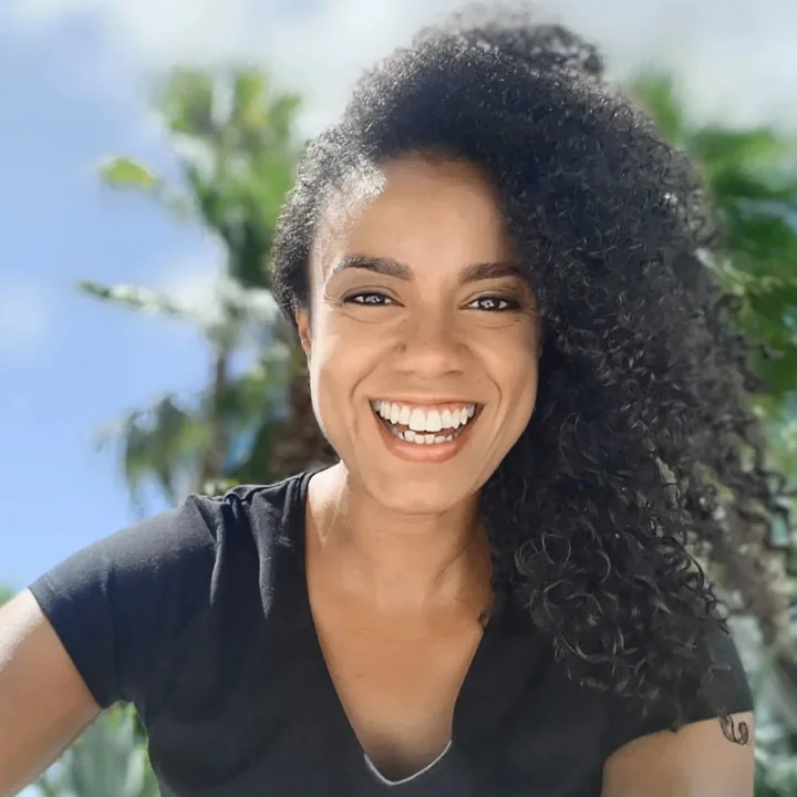 Hanoi Morillo sorrindo ao ar livre